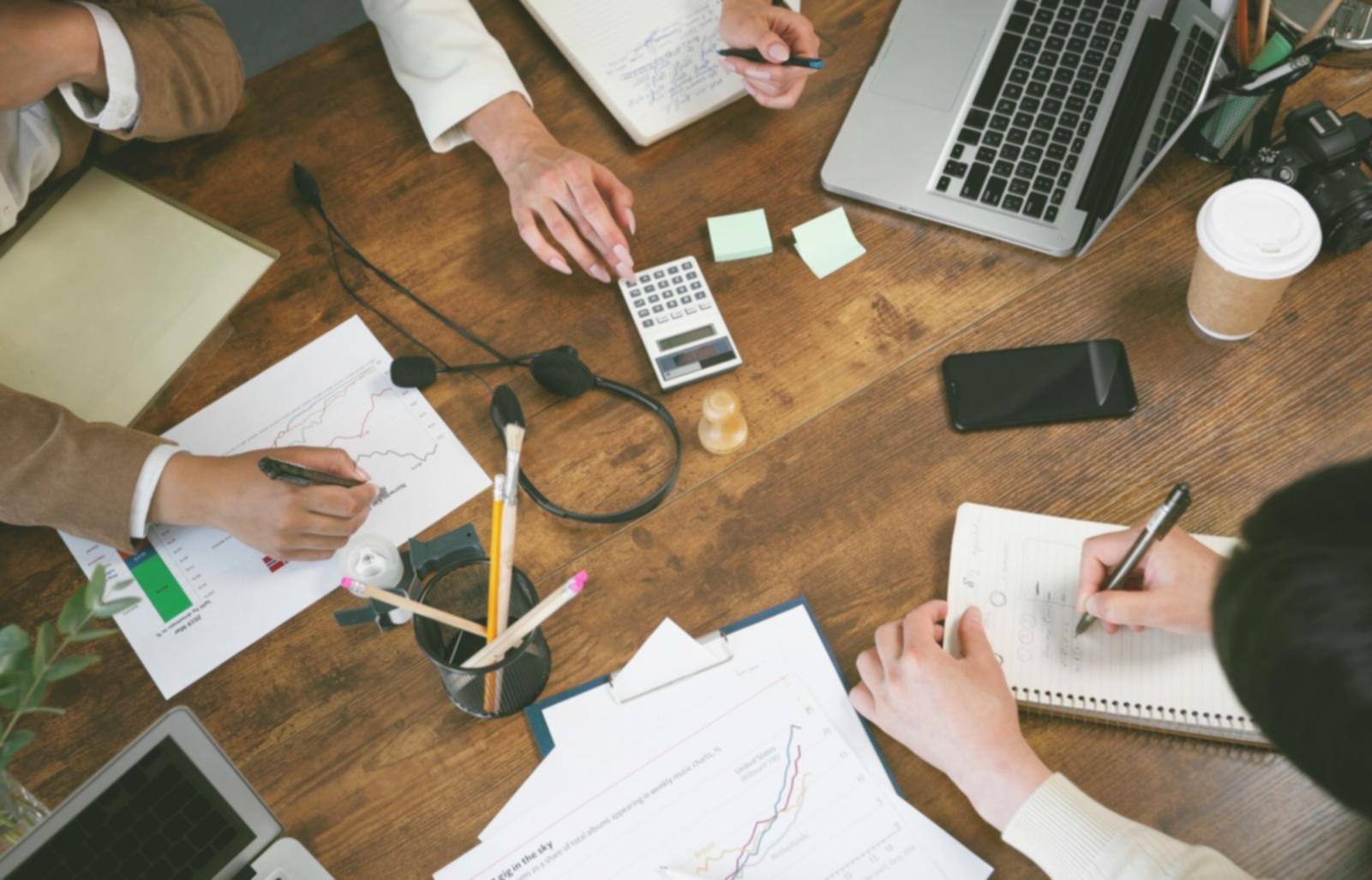 Espacio de trabajo con documentación financiera sobre mesa