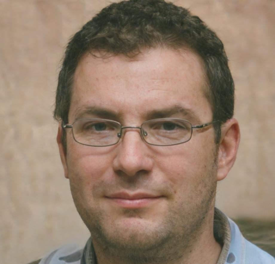 Retrato profesional de empresario satisfecho con servicios de análisis financiero