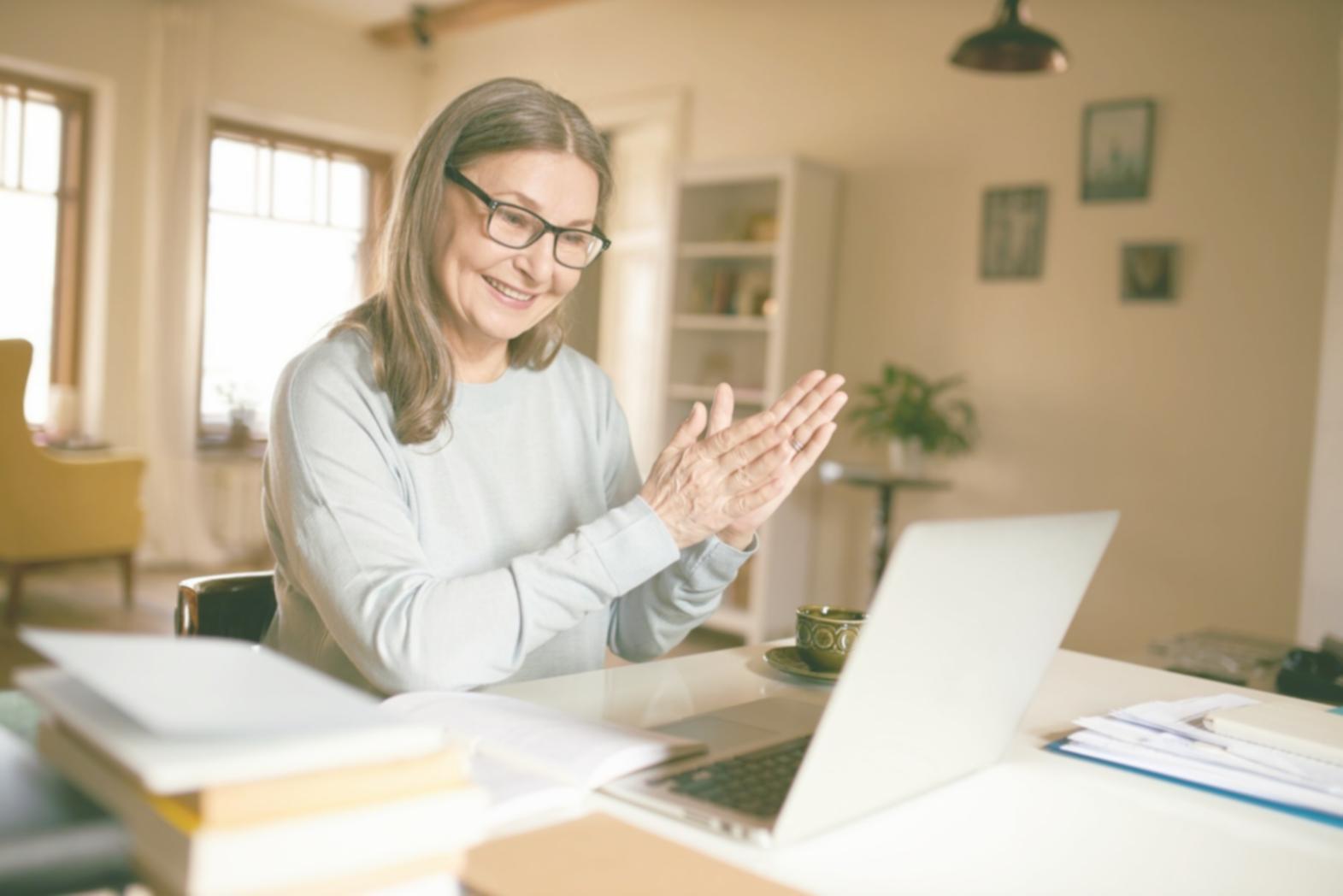Equipo de juramethilo analizando datos financieros para empresas locales